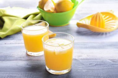 Taze limon suyu ahşap masa üzerinde gözlük