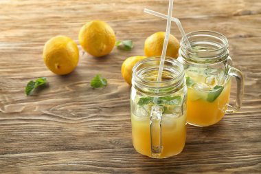 Mason kavanoz ahşap masa üzerinde taze limon suyu