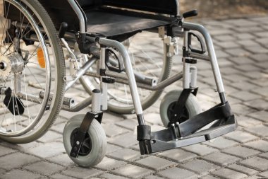 Boş modern tekerlekli sandalye açık havada