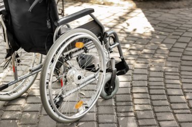 Boş modern tekerlekli sandalye açık havada