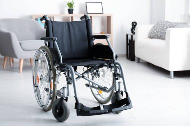 Işık oturma odasında boş modern tekerlekli sandalye