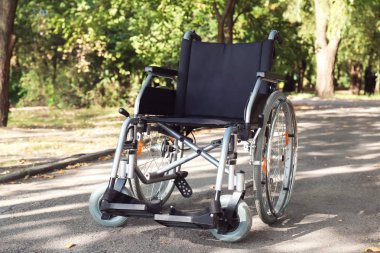 Boş modern tekerlekli sandalye park