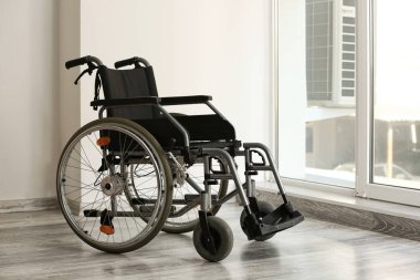 Boş modern tekerlekli sandalye ışık Oda