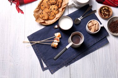 Süt ve şeker beyaz tahta masada sıcak çikolata cezve