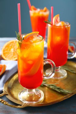 Taze yaz kokteyl cam bardak metal tepsi