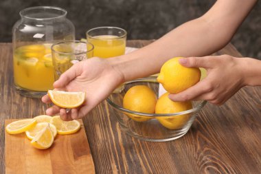 Ahşap masa, taze limon suyu hazırlama kadın