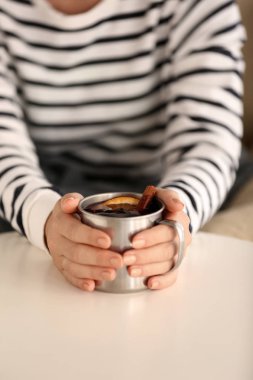 Fincan lezzetli tutan kadın masada, closeup şarap mulled