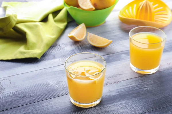 Glasses Fresh Lemon Juice Wooden Table — Stock Photo, Image