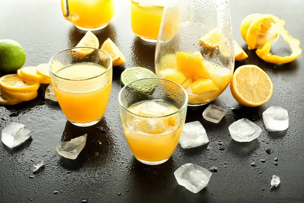 Verres Jus Citron Frais Avec Glaçons Sur Table Noire — Photo