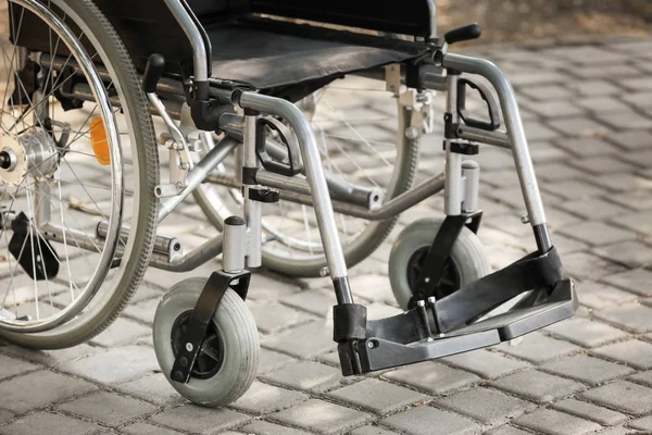 室外空现代轮椅 — 图库照片