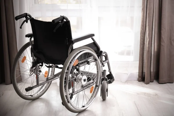 Пустое Современное Инвалидное Кресло Окна Номере — стоковое фото