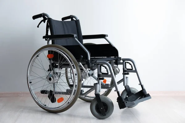 Empty Modern Wheelchair Light Wall — Stock Photo, Image