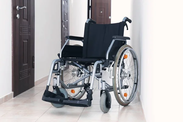 Пустое Современное Инвалидное Кресло Помещении — стоковое фото