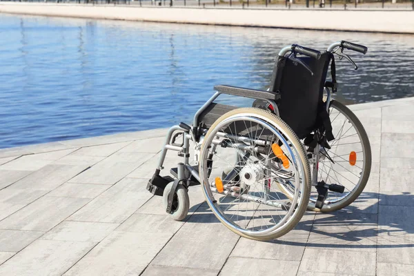 Пустое Современное Инвалидное Кресло Реки Набережной — стоковое фото