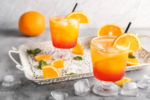 Cocktail Été Frais Dans Des Verres Sur Table Grise — Photo