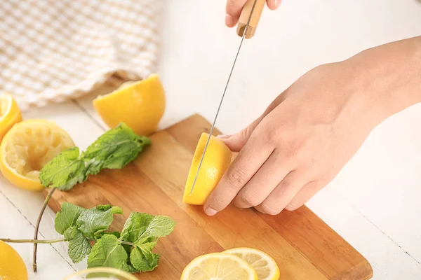 Donna Che Taglia Limone Fresco Succo Sul Tavolo — Foto Stock