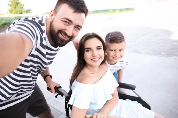 彼女の家族撮影の Selfie を屋外に車椅子の若い女性 — ストック写真