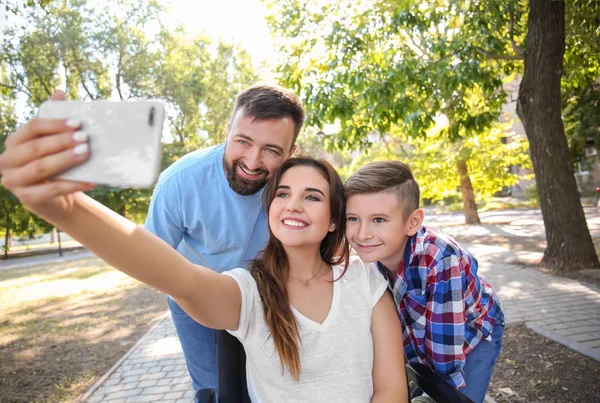 Fiatal Tolószékében Családi Véve Selfie Szabadban — Stock Fotó