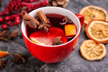 Gri masada lezzetli mulled şarap bardağı