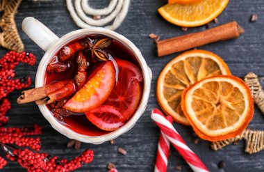 ahşap masa lezzetli mulled şarap Kupası