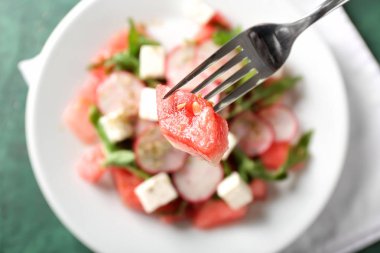 Karpuz dilimi plaka salata, üstten görünüm üzerinde çatal