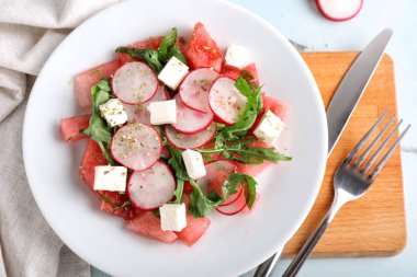 Plaka ile lezzetli karpuz salata masada, üstten görünüm