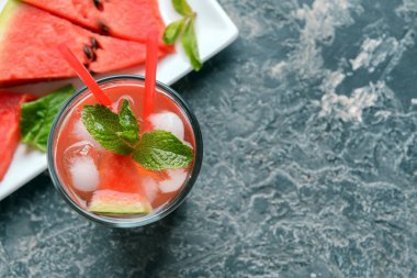 Lezzetli soğuk karpuz limonata karanlık masada bir bardak