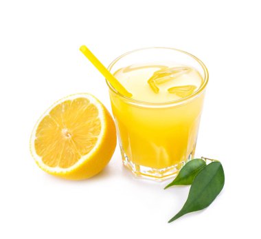 Beyaz arka planda bir bardak taze limon suyu.