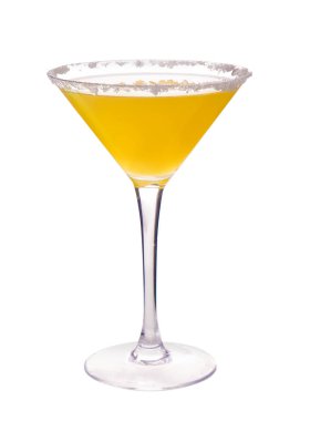 Beyaz arka planda bir bardak taze limon suyu.