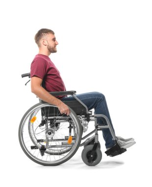 Tekerlekli sandalye beyaz arka plan üzerinde genç adam