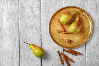 Plaka ile ahşap masa üzerinde olgun armut