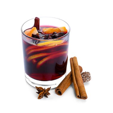 Beyaz zemin üzerine lezzetli mulled şarap