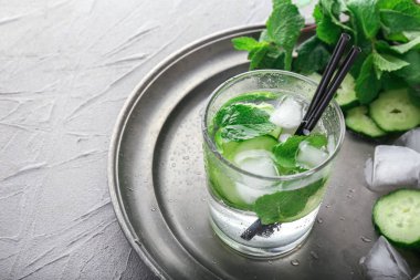 Salatalık bardak su masada nane ile infüzyon