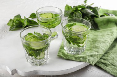 Masaya bir bardak salatalık doldurulmuş su.