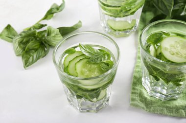 Masaya bir bardak salatalık doldurulmuş su.