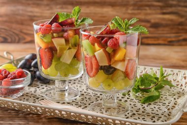 Gözlük ile lezzetli meyve salatası ve nane tepsi