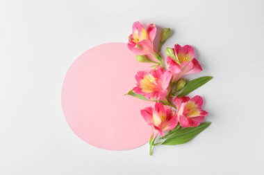 Güzel çiçek açan çiçekler ve beyaz arka plan üzerinde boş oyun kağıdı