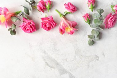 Güzel çiçek açan çiçekler ve yapraklar masa lambası kompozisyonu