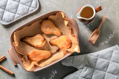 Lezzetli yemek pişmiş armut gri masada