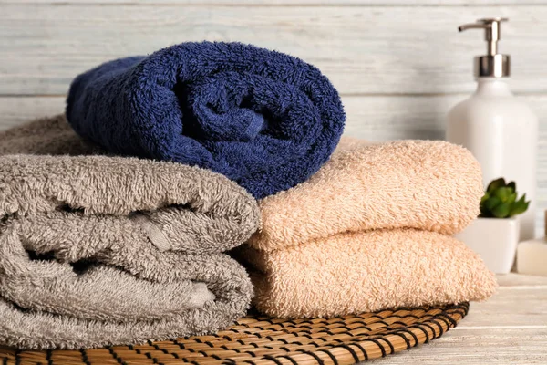 浅色木桌上的不同清洁软毛巾 — 图库照片