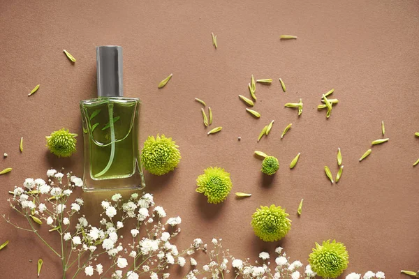 Összetétele Üveg Parfüm Gyönyörű Virágok Színes Háttérrel — Stock Fotó