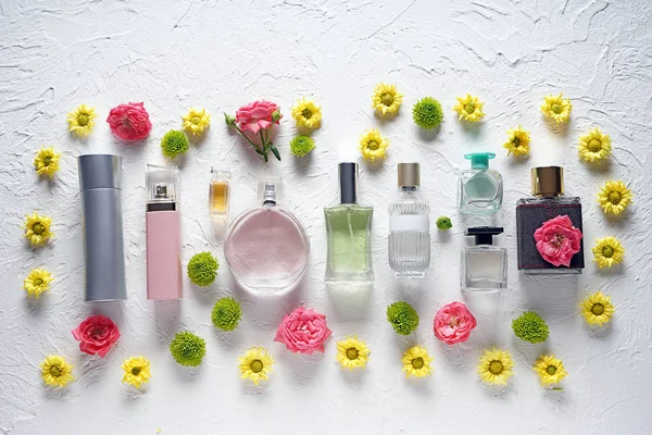 Płaskie Świeckich Skład Butelek Perfum Kwiatów Białym Tle Teksturowane — Zdjęcie stockowe