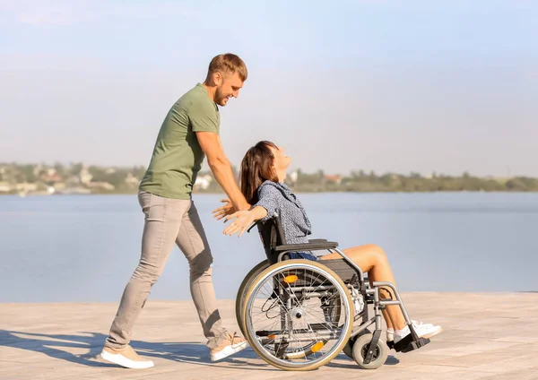 Felice Giovane Donna Sedia Rotelle Suo Marito Vicino Fiume — Foto Stock