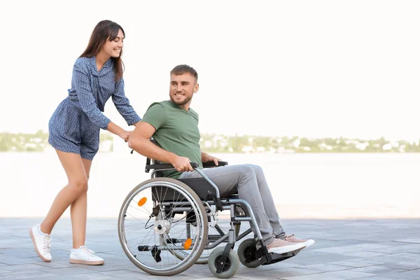 Joyeux Jeune Homme Fauteuil Roulant Femme Extérieur — Photo