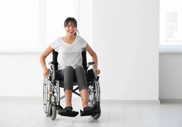 Девушка Инвалидной Коляске Помещении — стоковое фото