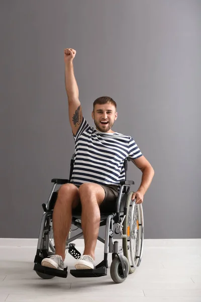 Feliz Joven Silla Ruedas Contra Pared Gris — Foto de Stock