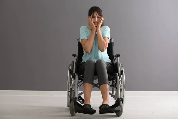 Депрессивная Молодая Женщина Инвалидном Кресле Против Серой Стены — стоковое фото