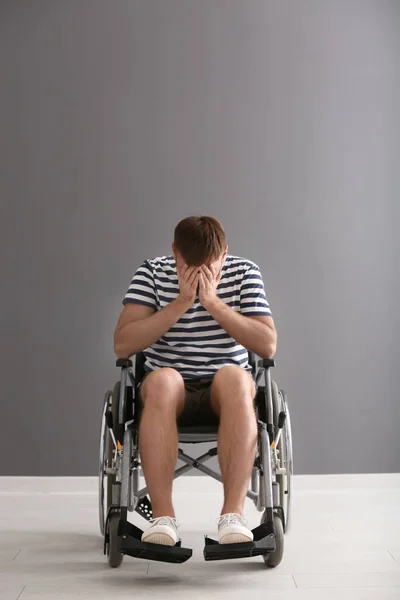 Joven Deprimido Silla Ruedas Contra Pared Gris — Foto de Stock