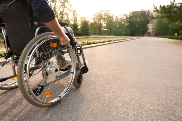 Dışarıda Tekerlekli Sandalyede Genç Bir Adam Var — Stok fotoğraf