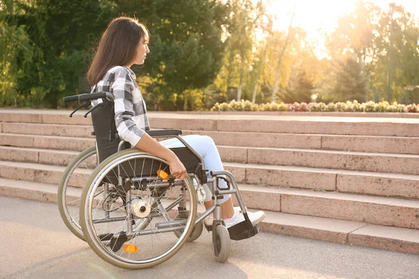 Молодая Женщина Инвалидной Коляске Возле Лестницы Улице — стоковое фото